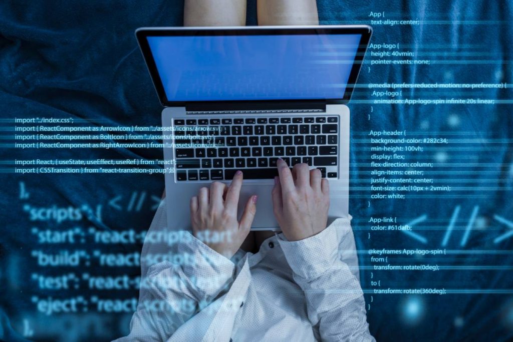 Dijital dönüşümün hızı, işletmelerin yazılım geliştirme yaklaşımlarını yeniden düşünmeye itiyor. Low-Code (Düşük Kod) ve No-Code (Kodsuk) platformları, bu yeni dönemin en popüler araçlarıdır.